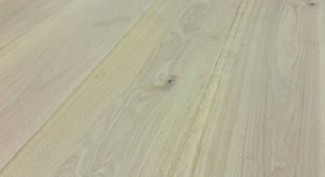 HERREGÅRDSPLANK Eg LYSHVID mat lak
Dim: 15x260x2200mm